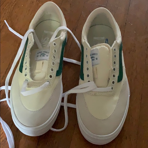 white lace up vans womens